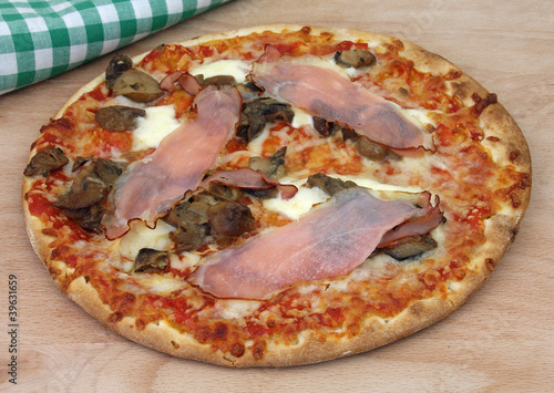 Foto: Steinofenpizza mit Schinken Steinofenpizza mit Schinken