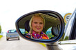Freundliche Autofahrerin