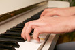 Hände auf Pianotastatur