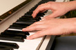 Hände auf Pianotastatur