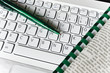 Helle Tastatur, Spiralblock, Zeitung