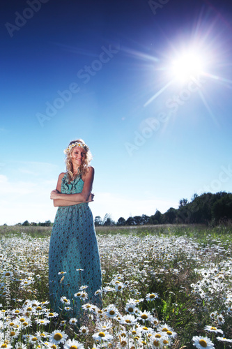Foto: girl in dress on the daisy flowers field girl in dress on the daisy flowers field