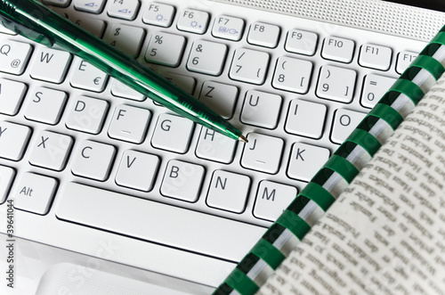 Photo: Helle Tastatur, Spiralblock, Zeitung Helle Tastatur, Spiralblock, Zeitung