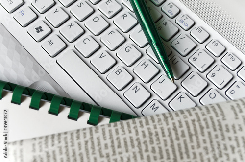Photo: Helle Tastatur, Zeitung, Spiralblock Helle Tastatur, Zeitung, Spiralblock