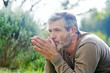 Foto: Guy allonge sur le ventre,mains jointes Guy allonge sur le ventre,mains jointes