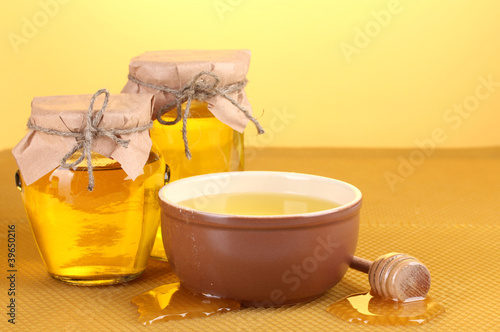 Foto: Jars of honey, bowl and wooden drizzler with honey Jars of honey, bowl and wooden drizzler with honey