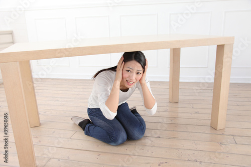 Photo: 机の下に隠れる女性 机の下に隠れる女性
