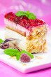 Himbeertorte dekoriert mit Minze