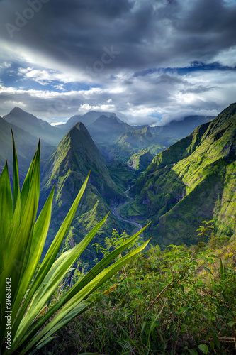 Photo: Premières lueurs sur le Cirque de Mafate - Réunion Premières lueurs sur le Cirque de Mafate - Réunion