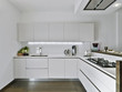 moderna cucina in laminato bianco e pavimento di legno