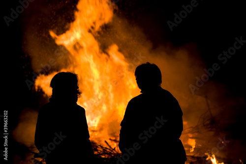 Foto: people in front of big fire people in front of big fire