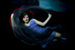 Unterwasser-Model mit Tuch und Reifen Unterwasser-Model mit Tuch und Reifen