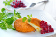 Panierter Camembert mit Preiselbeeren