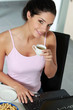 Jeune femme pendant son petit déjeuner