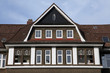 Giebel eines Mehrfamilienhauses