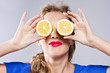 Foto: Portrait of woman, holding fresh lemon Portrait of woman, holding fresh lemon