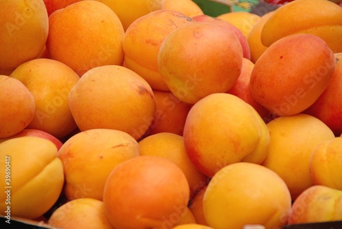Foto: Yellow prunes in a box at the greengrocer on the market Yellow prunes in a box at the greengrocer on the market