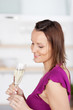 frau mit sektglas