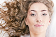 Foto: Beautiful young woman with long curly hair Beautiful young woman with long curly hair