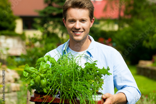 Photo: Gartenarbeit im Sommer - Mann mit Kräutern Gartenarbeit im Sommer - Mann mit Kräutern