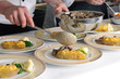 Foto: Köche im Restaurant- oder Hotelküche beim Anrichten Köche im Restaurant- oder Hotelküche beim Anrichten