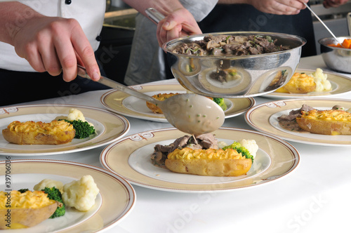 Photo: Köche im Restaurant- oder Hotelküche beim Anrichten Köche im Restaurant- oder Hotelküche beim Anrichten