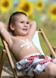 Junge beim Sonnen
