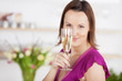 attraktive frau prostet mit sekt