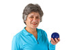 Seniorin mit Massageball