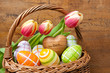 Osterkorb mit Tulpen und Holzherz