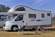 Camper in sosta su prato di montagna