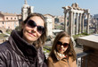 mère et fille devant le forum romain