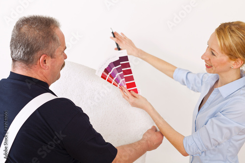 Photo: Handwerker mit Kundin Handwerker mit Kundin