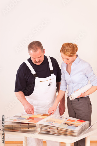 Foto: handwerker mit kundin im gespräch handwerker mit kundin im gespräch