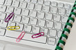 Helle Tastatur, Spiralblock, bunte Büroklammern