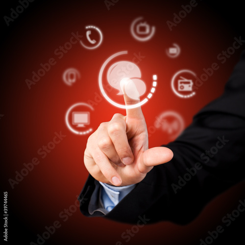 Foto: Finger drückt auf Chat-Button Finger drückt auf Chat-Button