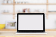 ein laptop steht in der küche
