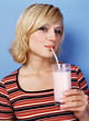 Frau trinkt Michshake