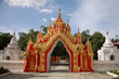 Foto: Red gate in Kuthodaw Paya in Mandalay, Myanmar Red gate in Kuthodaw Paya in Mandalay, Myanmar