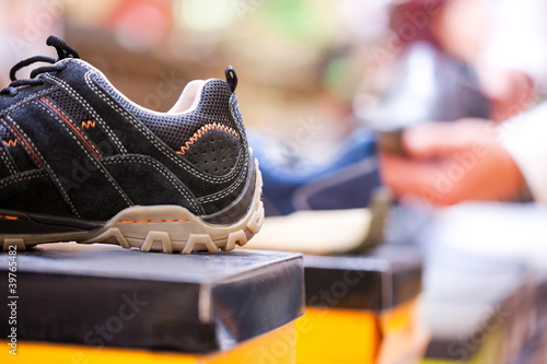 Photo: Mann kauft Turnschuhe im Supermarkt Mann kauft Turnschuhe im Supermarkt