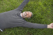 Foto: guy,sur le dos,rire,bras ecartes guy,sur le dos,rire,bras ecartes