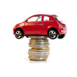 voiture sur une pile de monnaie