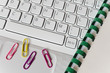 Helle Tastatur, Spiralblock, bunte Büroklammern