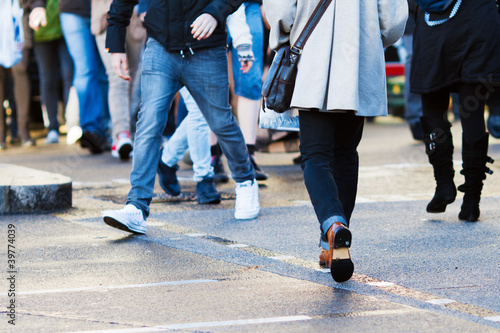 Foto: Menschen auf dem Fußgängerüberweg Menschen auf dem Fußgängerüberweg