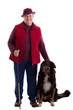 Aktive Seniorin mit Wanderstock und Hund