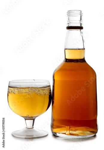 Foto: Whiskey cup and bottle with ice Whiskey cup and bottle with ice