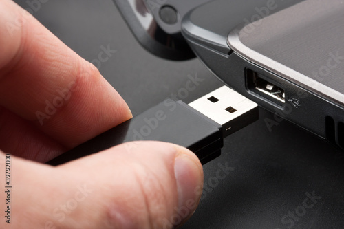 Photo: Plugging removable flash disk Plugging removable flash disk
