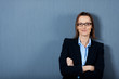 selbstbewusste geschäftsfrau mit brille