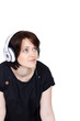 junge frau hört musik über kopfhörer