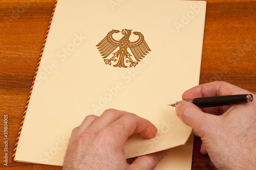 Photo: Unterlagen mit Bundesadler - Vertrag, Gesetz unterzeichnen Unterlagen mit Bundesadler - Vertrag, Gesetz unterzeichnen